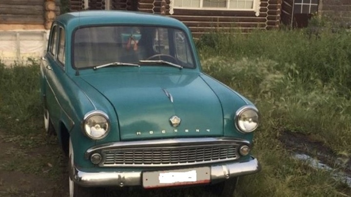 В Новосибирске девушка ради фото залезла на коллекционный автомобиль и поцарапала его