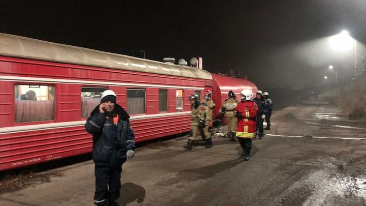 Крупный пожар в Новочеркасске: МЧС пришлось задействовать пожарный поезд