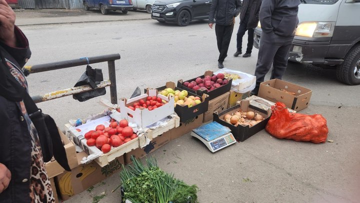 Побросали овощи и разбежались: мэрия Новосибирска провела рейд около Хилокского рынка