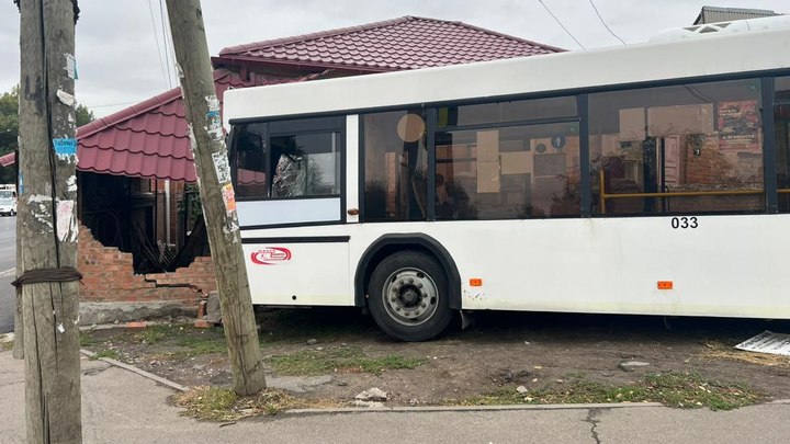 В Ростове автобус с пассажирами врезался в стену частного дома. Видео