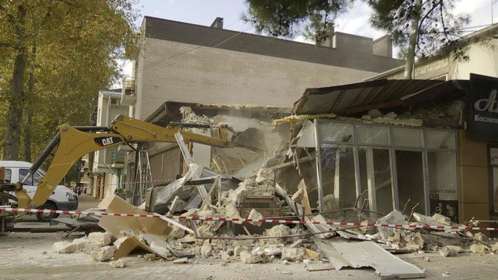 В Анапе сносят незаконно построенные торговую галерею и гостиницу