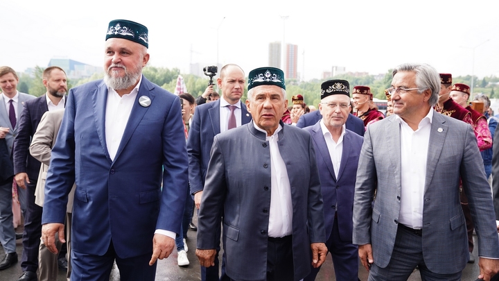 Рустам Минниханов посетил в Кемерове соборную мечеть