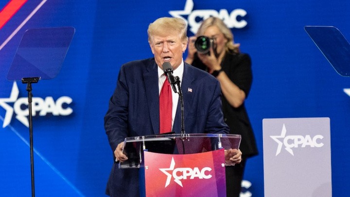 К Трампу нагрянуло ФБР: Имение Мар-а-Лаго в осаде, взломан даже сейф