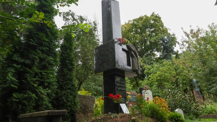 До 5 лет за любопытство. Зумеры купили ночью лопаты и надругались над могилой. Утром всех ждал сюрприз