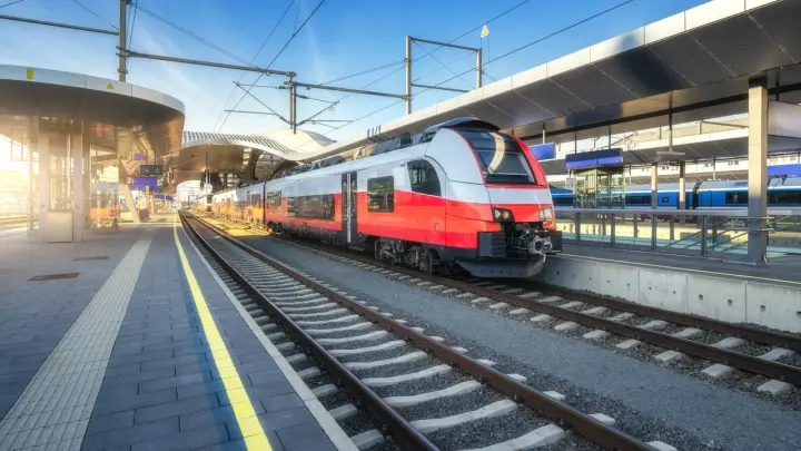 11 поездов в Крым и обратно опаздывают из-за атак украинских дронов: список рейсов