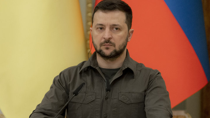 Зеленский устроил истерику на Новой волне: На меня молиться надо