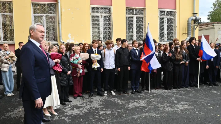 Губернатор Андрей Травников поздравил школьников, студентов, родителей и педагогов с Днём знаний