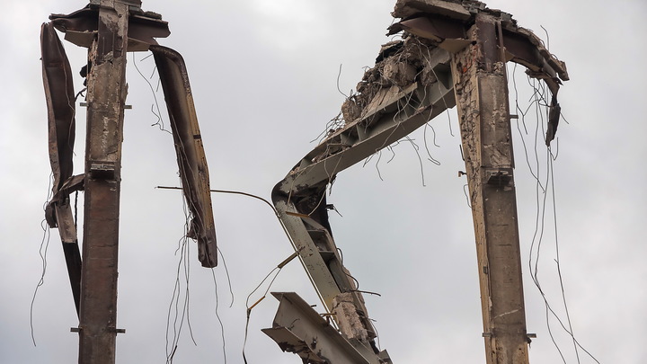 Видео: обломки бывшего завода обрушились на 7-ю линию Васильевского острова