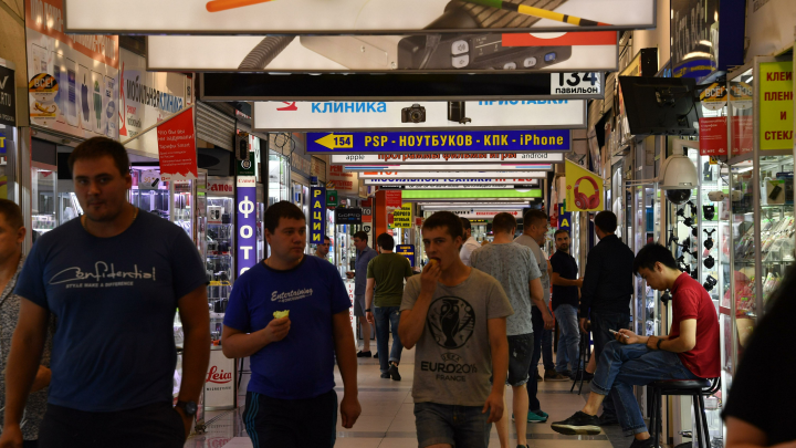 В торговом центре Москвы находился цех для сборки оружия. Его открыли два военных пенсионера и их подельники