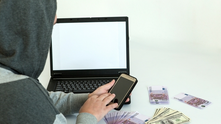 Житель Кузбасса поверил в информацию о смене номера в банковском приложении и потерял 100 000 рублей
