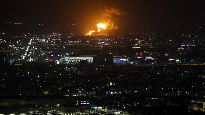 Ракеты попали в цель: Военный корабль США не выдержал удара хуситов