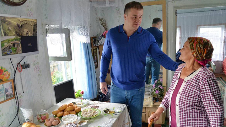 Омскую пенсионерку наградили знаком отличия за автопрогулку с главой региона