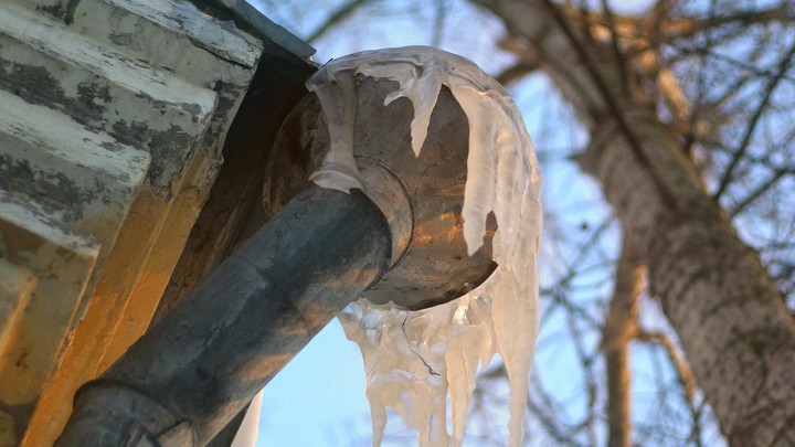 В Новосибирске вода с крыши затопила десятки квартир в многоэтажном доме