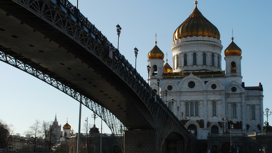 Храм дай. Храм Христа Спасителя панорама. Панорама с моста возле собора в Москве. Патриарший мост Пасха. Под Патриаршим мостом.