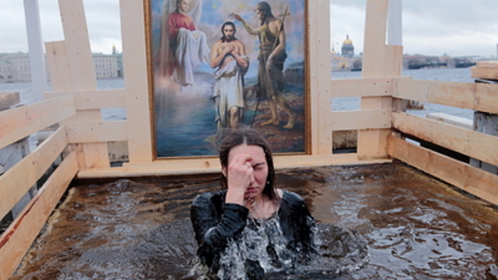 Инфекционист развеял главный страх противников купания на Крещение о COVID. Дело в адреналине