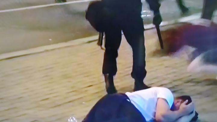 Сорвал карточку, вырвал камеру: В Минске напали на журналистов Би-би-си