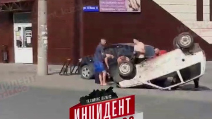 На перекрестке в Кемерове перевернулся легковой автомобиль