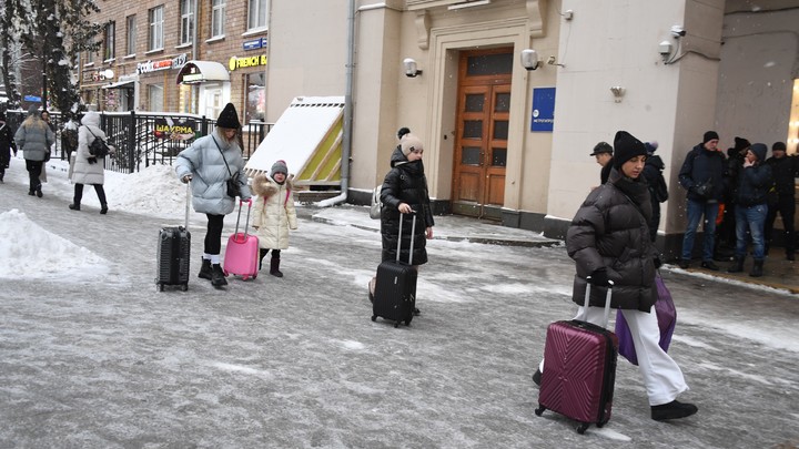 Более половины жителей России не хотят, чтобы уехавшие в 2022 году сограждане вернулись в страну