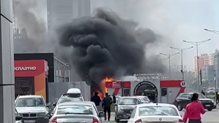 Пожар возле ТЦ Эль Рио в Самаре: валит густой чёрный дым