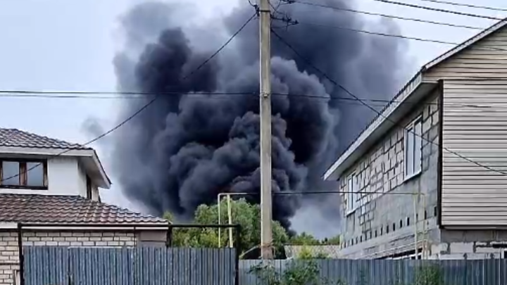 Проснулись от двух сильных хлопков: в Нижнем Новгороде горит фура и несколько гаражей