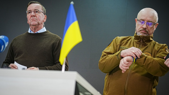 Министр обороны ФРГ подарил украинскому коллеге игрушечный танк, но усомнился в победе ВСУ