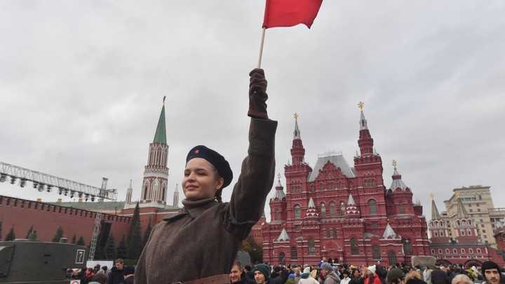 Новосибирцы вышли на митинг в честь годовщины Октябрьской революции