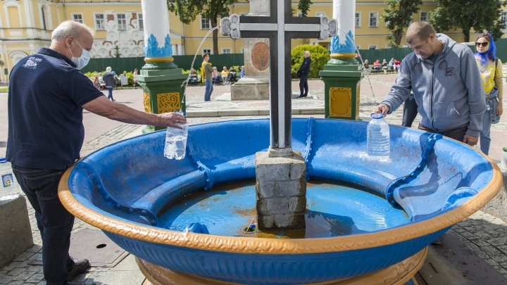 Священник Савченко: святую воду нельзя пить грешникам и некрещенным