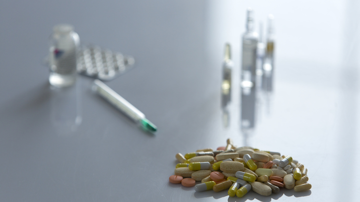 Льготники смогут постоянно получать лекарства в коммерческих аптеках - Собянин