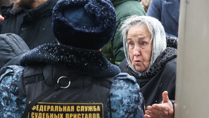 Верный способ: Как запретить приставам списывать деньги с вашей карты