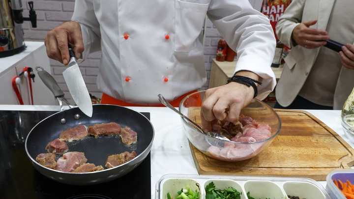 Перебил запах бедности: Мажор с Урала заварил самый дорогой в мире Доширак. Для чего?