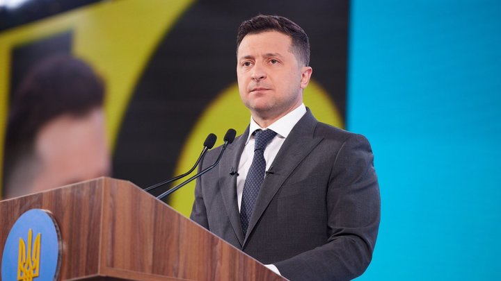 Иноагент заботливо подложил свинью Зеленскому