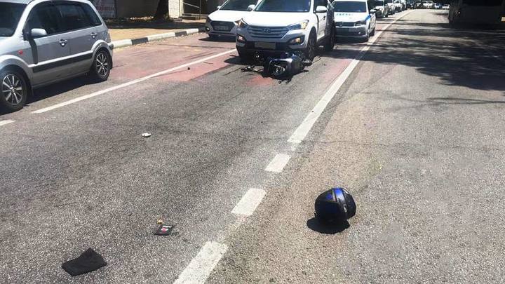 В Сочи машина сбила подростка на скутере