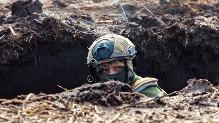 Затаился во вражеском блиндаже. Русский боец в одиночку одолел боевиков ВСУ. Последние новости СВО 25 июля