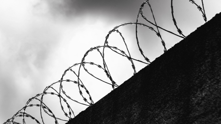 Пожизненно осуждённый сахалинский маньяктребовал многомиллионные компенсации