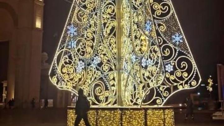Кузнецкий мост преобразился - его украсила галерея дизайнерских елок