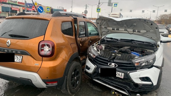 В Самаре 19-летний юноша пролетел на красный и врезался в Renault