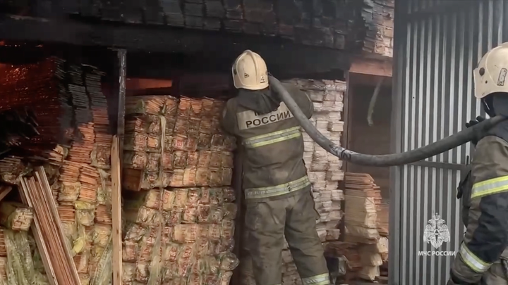 В Краснодаре потушили пожар в хранилище