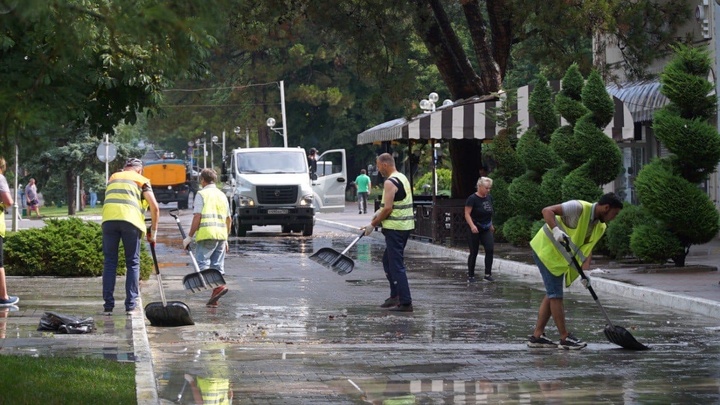В Геленджике устраняют последствия залпового ливня