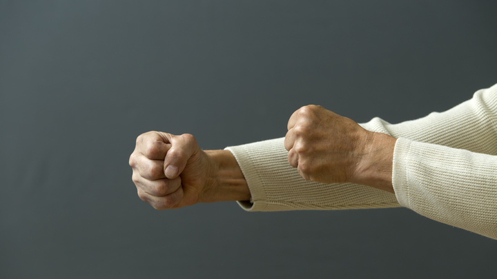 Стучать кулаком, пока не наступит облегчение: психолог перечислил методы самопомощи при стрессе