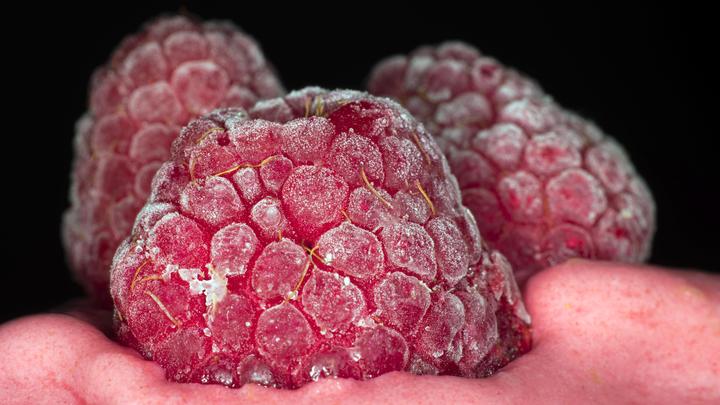 Зачем заливать ягоду кипятком: Об удивительном эффекте рассказала врач