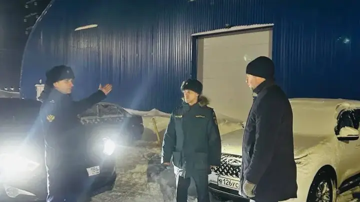 В ХМАО подростка убило свалившимся с крыши хоккейного корта снегом