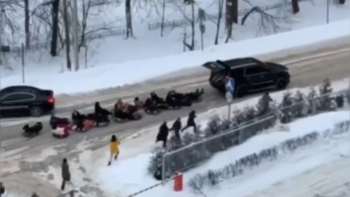 В Мытищах ищут водителя, тащившего по городу 15 тюбингов с детьми