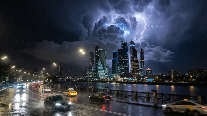 На Москву надвигаются мощные ливни с грозами и шквалистым ветром