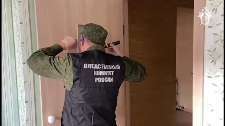 В Красноярске 16-летняя девушка выпала из окна и погибла. Подозреваемых в убийстве задержали