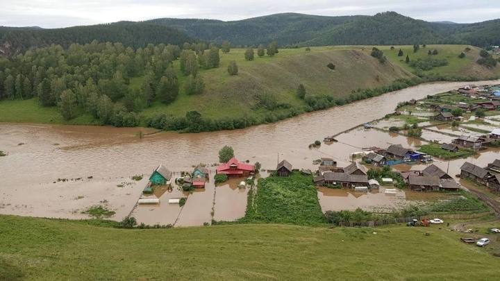 Уходит под воду: челябинское село Орловка затопила река Катав