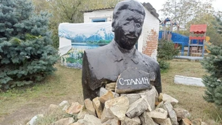 Вождь с помятым лицом: бюст Сталина стоит у туалета уже семь лет