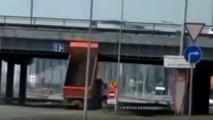Полиция нашла водителя, въехавшего в опору моста в Кемерове