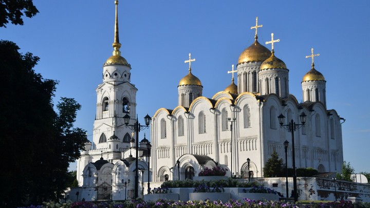 На территории Успенского собора установили новую подсветку