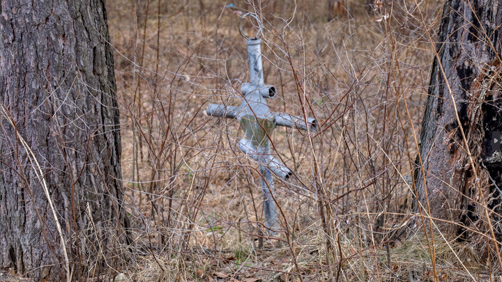 Разбитые кресты сбросили в кучу: В Казахстане надругались над православным кладбищем