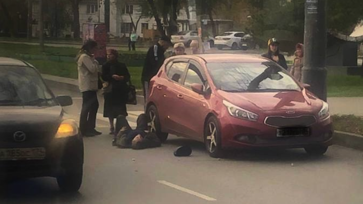 Зебра не смутила: в Челябинске иномарка сбила пешехода на переходе